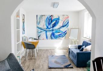 Kleines Kunsthaus. allows 18 year olds to book a room