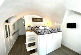 Suite Cavour 26 - pieno centro a Sanremo allows 18 year olds to book a room