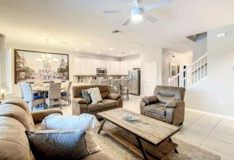 7BR Family Home Private Pool has rooms with a private hot tub