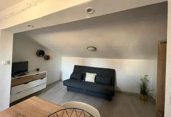 L ESSENTIEL N  mes : Charmant studio allows 18 year olds to book a room