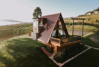 Cabanas Malbec has rooms with a private hot tub