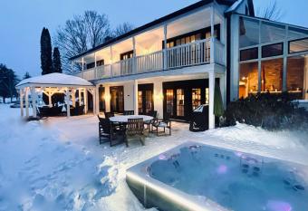 The Manor-Stunning Modern Farmhouse with Hot Tub has rooms with a private hot tub