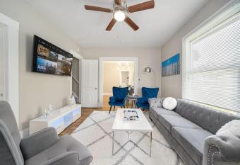 No Place Like Home - Welcome Friends and Families - Sleeps 10 has Balcony rooms