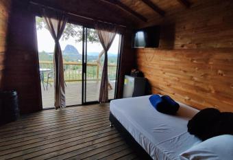Breeze Glamping -Guatape allows 18 year olds to book a room