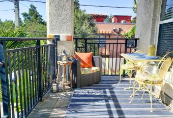 RETRO RETREAT in DTSP - Explore the downtown area has rooms with a private hot tub