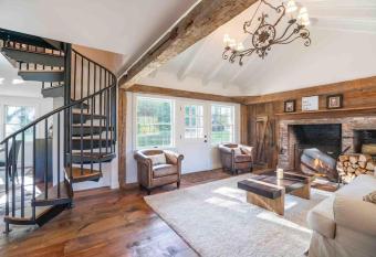 The Villa - Industrial Farmhouse with Hot Tub has rooms with a private hot tub