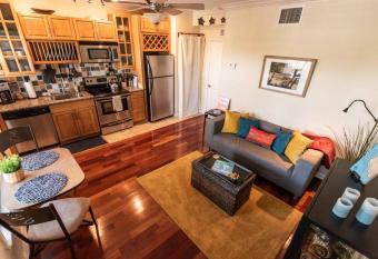 Wine-Dine-Sunshine Cozy Flat in The Heart of DTSP has Balcony rooms