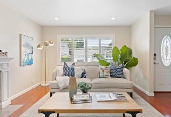 Marbella Lane - Cozy Minimalist Design 3BR Home has Balcony rooms