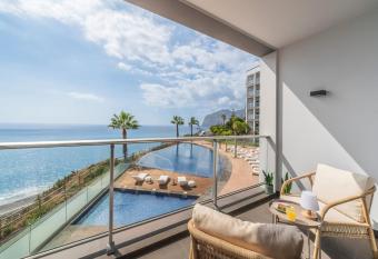 Luxury holiday sea view - Madeira Palace III allows 18 year olds to book a room