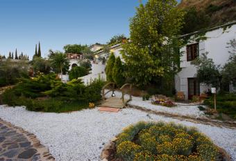 La Almunia del Valle has Balcony rooms
