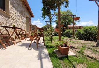 Agriturismo Poggio la Lodola allows 18 year olds to book a room