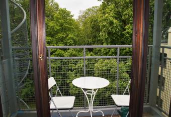 Ruheoase mitten im Stadtzentrum / Belgisches Viertel allows 18 year olds to book a room