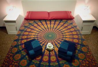 la TANA tra i TETTI allows 18 year olds to book a room