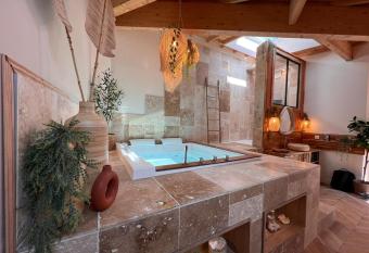 Suite Bali Les Petits Plaisirs allows 18 year olds to book a room