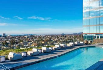 Oakland Villa has Balcony rooms