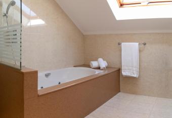 Hotel Sercotel Tres Luces has rooms with a private hot tub