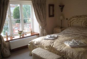 Melody House has rooms with a private hot tub