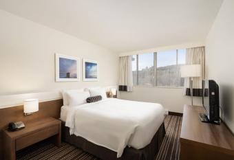 H  tel 2170 Lincoln Downtown Montreal has Balcony rooms