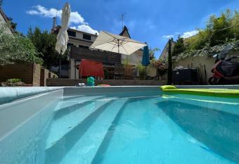 Maison avec piscine, sauna pour 8/10 personnes has Balcony rooms