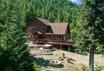 Tillman Lodge- New luxury cabin W/hot tub & A/C has Balcony rooms