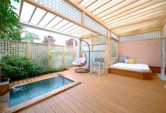                                            has rooms with a private hot tub