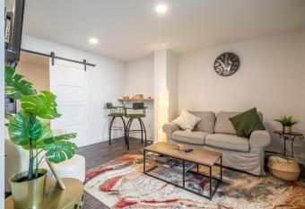 Cozy Fully-Equipped 2 Bedroom Suite allows 18 year olds to book a room