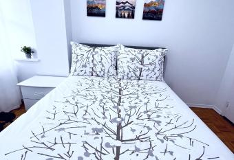 Lovely 1bedroom apartment in Midtown Toronto allows 18 year olds to book a room