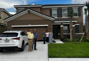 Private residence 2 attached queen bed rooms with shared bath rooms allows 18 year olds to book a room