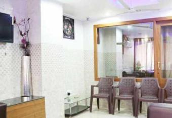 OYO Hotel Jk Breeze allows 18 year olds to book a room