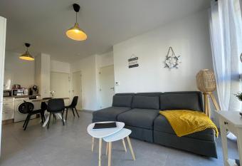 Hy  res, Proche plage m  tropole toulon allows 18 year olds to book a room