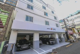 Geoje Dongbeck Hotel Gohyeon allows 18 year olds to book a room