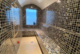 Pool and Steam room House in the heart of Muscat has Balcony rooms