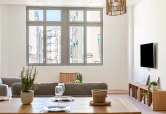 Vieux-Port, Appartement g  ant de 11 chambres & 11 salles de bain allows 18 year olds to book a room