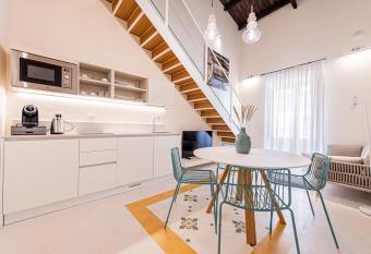 Costamante Suites & Spa has rooms with a private hot tub