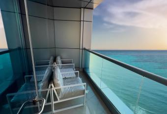 AMAZING SEA VIEW Luxury 2BHK /37 Floor/ Pool allows 18 year olds to book a room