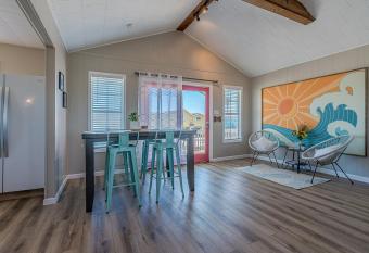 NEW updated home w/ firepit, 2 min walk to beach has Balcony rooms