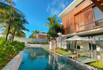 Phoenix Pool Villa Phu Quoc has rooms with a private hot tub