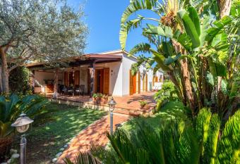 Villetta Cala Rossa has Balcony rooms