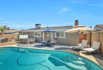 Near Old Town Scottsdale's Shopping, Dining & Golf, Private Heated Pool, Shuffle Board & Pool Table! has rooms with a private hot tub