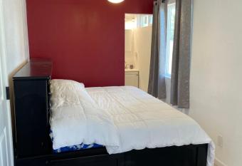 Snug Studio nr Dtwn PHX allows 18 year olds to book a room