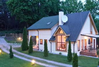 Forest Edge House has Balcony rooms