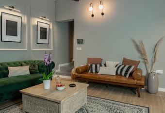 Luxury 2 bedroom in the hearth of Valletta allows 18 year olds to book a room