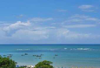 Lindo FLAT no melhor lugar de Candeias, 50 m praia has Balcony rooms