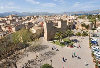 Apartamentos Carlos V allows 18 year olds to book a room