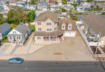 Exquisitely Large Home Block and a half to Beach has Balcony rooms