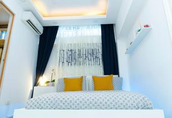 Your Hidden Place 131 Ft Studio W pvte Parking allows 18 year olds to book a room