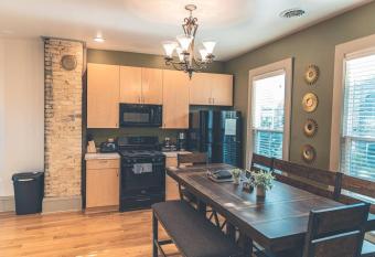 Spacious and Comfy Historic 2br 2ba 2mins to Fiserv Forum has Balcony rooms