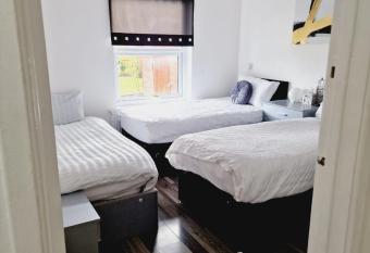2 Bedroom Cozy Chambers with free parking allows 18 year olds to book a room