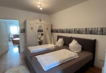 Die gr  ne Mitte has Balcony rooms