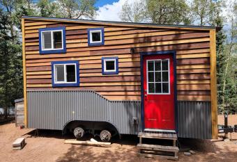 NEW Lovable Mountain Tiny Home near Cripple Creek allows 18 year olds to book a room